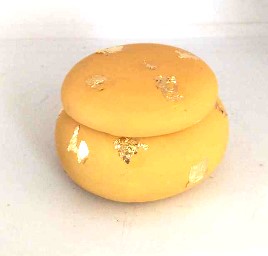 Χειροποίητες Μπομπονιέρες Βάπτισης- Γάμου Μπιζουτιέρα Σχήμα Macaron Με Φύλλα Χρυσού Με 5 Κλασσικά Κουφέτα
